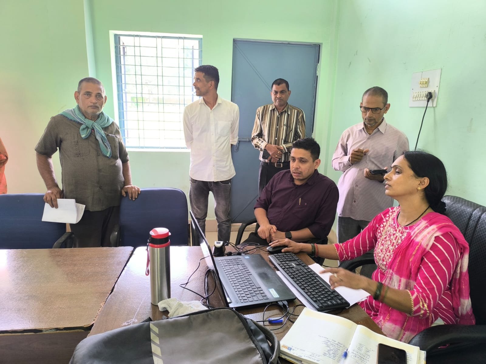 कलेक्टर ने ग्राम परसवार, मौहरी, धिरौल, पटनाकला व सकरा में चल रहे ई-केवायसी व नक्शा तरमीम कार्य का लिया जायजा