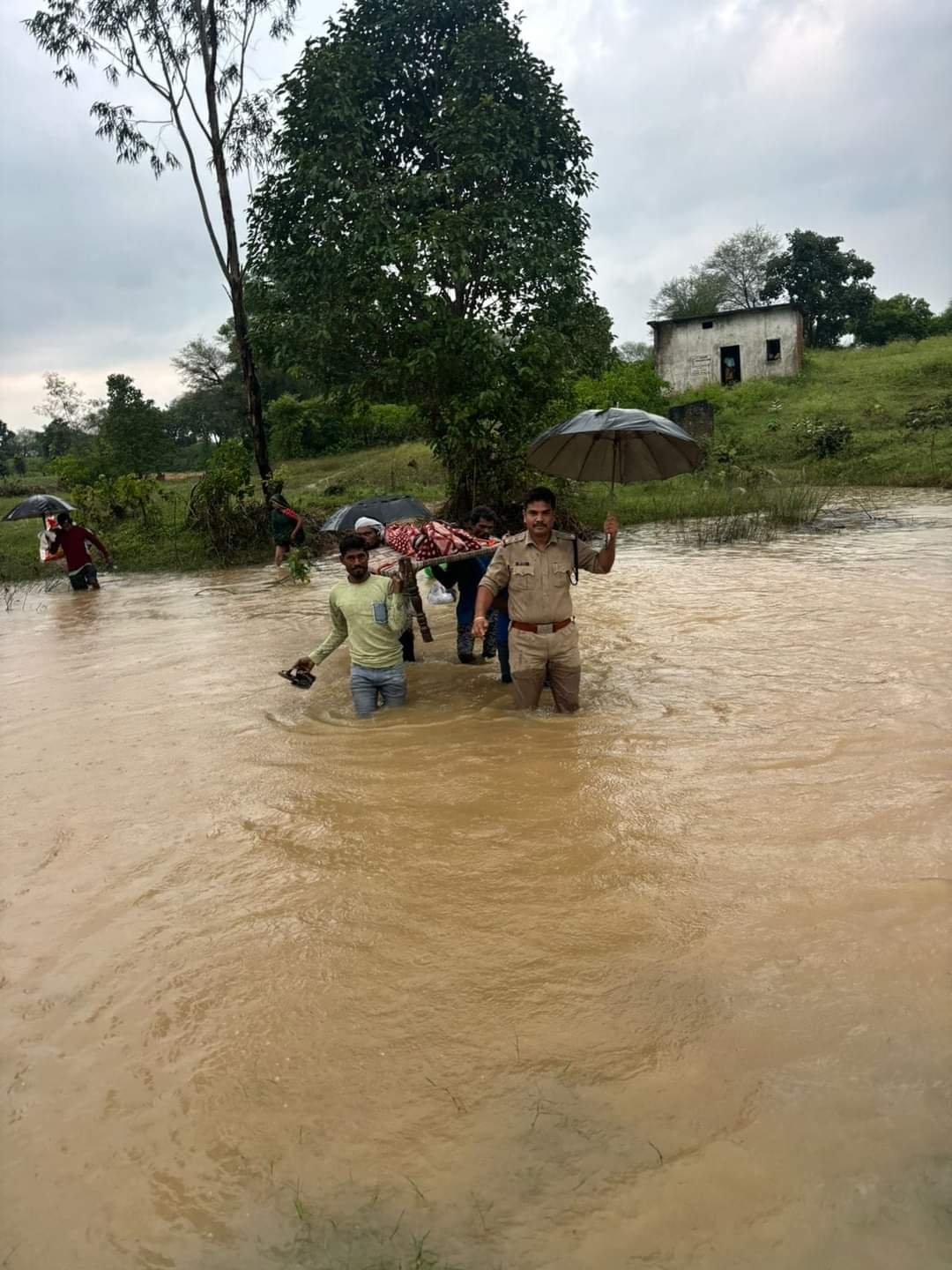 फुनगा चौकी अंतर्गत रक्सा गांव में घर में मिला महिला का शव महिला के पति को संदेह पर पकड़ते हुए पूछताछ कर रही है पुलिस।