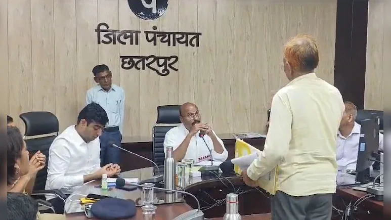 रेत चोरी में मेरा बाप शामिल है तो -“उस पर भी कार्रवाई करो”-केंद्रीय मंत्री वीरेंद्र खटीक