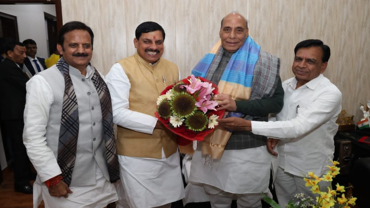 मुख्यमंत्री ने रक्षा मंत्री से दतिया और मुरैना को रक्षा औद्योगिक गलियारे में जोड़े जाने का अनुरोध किया