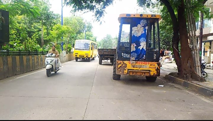 अन्नपूर्णा रोड़ पर सिवरेज लाइन के गड्ढों के बाहर सड़क पर पड़ी लोहे की प्लेटें, बड़े हादसे को दे रही निमंत्रणबैतरतीब ट्रेक्टर, ट्राली और जेसीबी के कारण दिनभर होता है यातायात प्रभावित ड्राइवरों के पास लायसेंस नहीं, हाथ से  दिव्यांग ड्राइवर चला रहा जेसीबी जनप्रतिनिधियों की उदासीनता, कहीं जान लेवा न बन जाए सिवरेज लाइन कल का भविष्य संवारने, लोगों का आज डाला जा रहा खतरे मेंइन्दौर  देश के सर्वोच्च स्वच्छ क्लीन शहर व रहवासियों के कल के भविष्य को संवारने के लिए शहर को जल निकासी एवं ड्रेनेज की विकराल समस्या से निजात दिलाने के उद्देश्य से इन्दौर नगर पालिक निगम द्वारा 228 करोड़ रुपये की लागत से शहर के प्रमुख मार्गों पर सिवरेज लाइन डालने का काम व्यापक स्तर पर गुजरात की कम्पनी से कराया जा रहा है, यह कम्पनी शहर की मुख्य सड़कों के किनारे 20 फीट गहरा एवं 15 फीट लम्बा-चौडा़ गढ्डा खोद कर 20 फीट नीचे 15 फीट के 3 फीट गोलाई आकार के पाइप डाल रही है, इस काम के लिए गुजरात की कम्पनी ने बंगाल, बिहार के लेबर व सब ठेकेदारों को बुलवाया है।इसमें गौर करने वाली बात यह है कि ठेकेदार कम्पनी और यहां काम कर रहे लेबरों की लापरवाही और जिम्मेदार अधिकारी एवं जनप्रतिनिधियों की उदासीनता जिस प्रकार से जवाहर मार्ग में खोदे गये सिवरेज लाइन के गढ्ढे में एक टेम्पो ट्रेवलर दुर्घटनाग्रस्त हुई, इसी तरह से अन्नपूर्णा मार्ग पर महूनाका से अन्नपूर्णा मंदिर तक खोदे जा रहे गढ्ढे और गढ्डों के आसपास सड़कों पर पड़ी लोहे की बड़ी-बड़ी प्लेट दुर्घटना को खुला निमंत्रण दे रही है। यह नजारा महावर नगर में कैला मंदिर के पास खोदे गये गढ्डे के बाहर सड़क पर पिछले चार दिनों से लोहे की बड़ी-बड़ी प्लेट पड़ी है, देखा जा सकता है। गौरतलब है कि नगर निगम शहर व शहर के रहवासियों के कल के भविष्य को संवारने के लिए उनका आज खतरे में डाल रहा है, कारण कि सिवरेज लाइन के गढ्डे और पाइप डालने के लिए कम्पनी शासन की गाइड लाइन का खुला उलंघन करते हुए रहवासी क्षेत्रों में प्रतिबंध के बावजूद पावर ब्लास्टिंग कर रही है, जिससे ब्लास्टिंग के दौरान जोरदार धमाका होता है, इस धमाके के साथ घरों में कम्पन के साथ न केवल धरती कांपने लगती है, बल्कि दीवालों के सहारे रखें बर्तन तक गिर जाते हैं, टेवल पर रखी सामग्री भी थरथरा जाती है। कंस्ट्रक्शन कंपनी द्वारा किए जा रहे नियम विरुद्ध ब्लास्टिंग के धमाके और कम्पन से मकानों की नींव भी कमजोर हो रही है। कम्पनी द्वारा वर्तमान में अन्नपूर्णा रोड़ पर महूनाका से वैशाली नगर के बीच महावर नगर, उषा नगर एक्सटेंशन, बैंक कालोनी के बीच सिवरेज लाइन खोदने का काम किया जा रहा है, इस काम के दौरान किए जा रहे ब्लास्टिंग के दौरान 40-50 साल पुराने बने मकानों की छत, दुकानों के छज्जे तक गिर रहे हैं, सड़कों पर दरार पड़ रही है, इसका अवलोकन महावीर नगर के लोगों द्वारा कम्पनी के इंजीनियर शुभम पटेल को कराया जा चुका है और सिवरेज लाइन के इंचार्ज अपर आयुक्त विशेष जैन से नगर निगम में मिलकर अवगत कराया जा चुका है, लेकिन वे जिम्मेदार आश्वासन के अलावा कोई ध्यान नहीं दे रहे हैं।