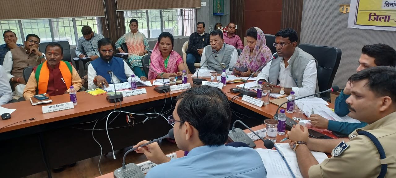 जनप्रतिनिधि एवं अधिकारी समन्वित प्रयास कर जिले में कराएं योजनाओं का बेहतर संचालन- प्रभारी मंत्री जिले में जल जीवन मिशन के प्रगतिरत कार्य समय-सीमा में गुणवत्तायुक्त कराएं पूर्ण-प्रभारी मंत्रीजिले के किसानों को रबी सीजन की खेती करने हेतु करें प्रेरित-प्रभारी मंत्री