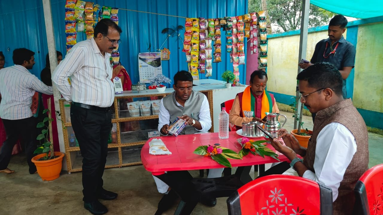 प्रभारी मंत्री दिलीप अहिरवार पहुंचे आजीविका दीदी कैफ़े कोदो -कुटकी की खीर और पुलाव का लिया स्वाद की सराहना