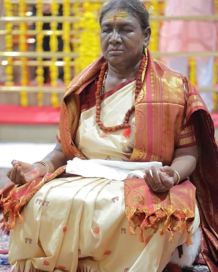 राष्ट्रपति श्रीमती मुर्मु ने बाबा श्री महाकाल के दर्शन किये विधिवत जलाभिषेक, पूजन, आरती कीनन्दी मण्डप में ध्यान भी किया