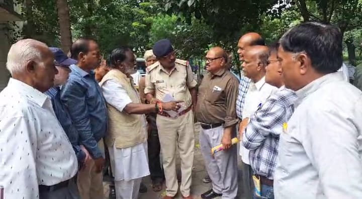 वीरांगना झलकारी बाई के नाम के साथ अपमानजनक शब्द के उपयोग के सम्बंध में कोली/कोरी समाज के लोग पहुंचे थाना अन्नपूर्णा