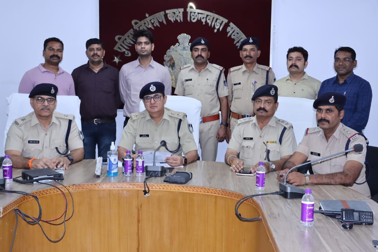 छिंदवाड़ा टैक्सी किराए पर ले जाकर ड्राइवर को नशीला पदार्थ पिलाकर बेहोश कर वाहन लेकर रफूचक्कर होने वाले आरोपी गिरफ्तार