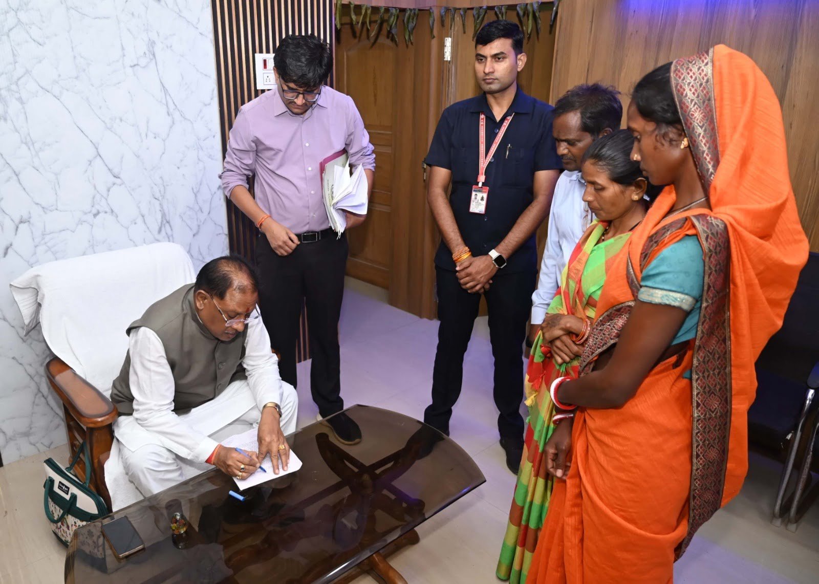 मुख्यमंत्री विष्णु देव साय से बगिया में मिलने वालों का लगा रहा तांता