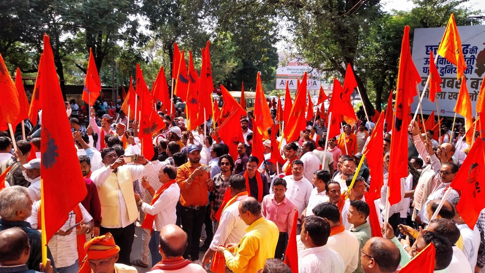 भारतीय मजदूर संघ (BMS) ने श्रमिकों की 17 सूत्रीय मांगों को लेकर बिलासपुर में धरना दिया