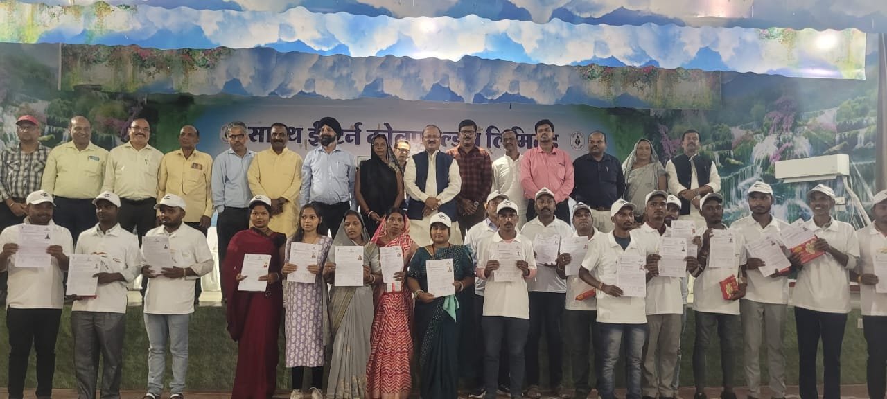 आमाडांड खुली खदान परियोजना के प्रभावित 31 भू-स्वामियों को मंत्री श्री जायसवाल ने प्रदान किए नियुक्ति पत्र