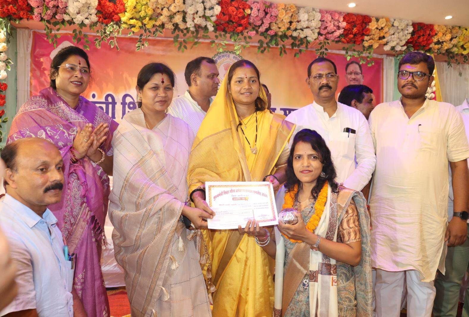 बच्चों को जीवन में आगे बढ़ाने और सही राह दिखाने में शिक्षकों का होता है महत्वपूर्ण योगदान-प्रभारी मंत्री लक्ष्मी राजवाड़े