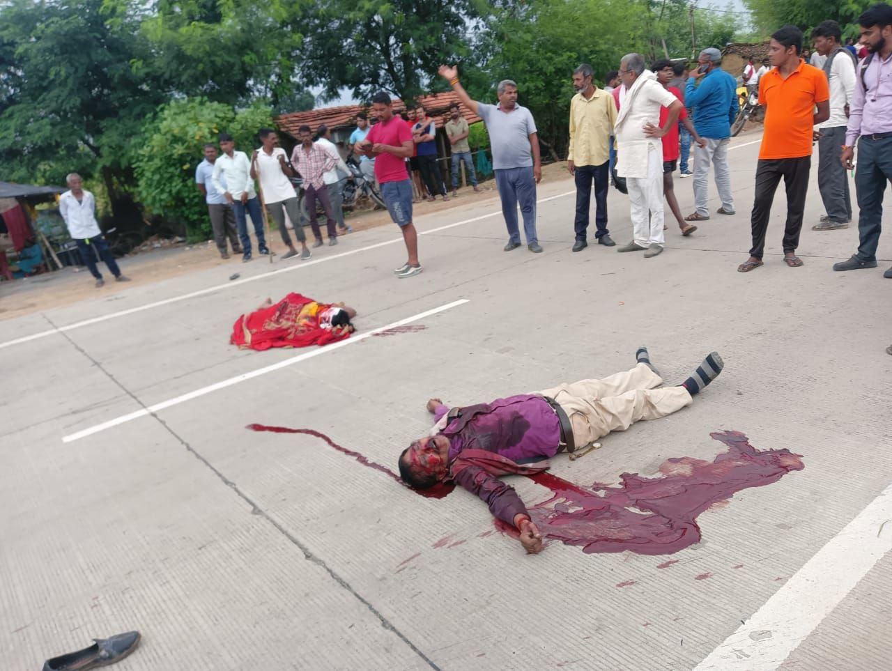 मोटरसाइकिल सवार पति-पत्नी को पिकअप ने मारी टक्कर हुई मौत एन एच 7 में बारी मोड़ के पास हुआ भीषण सड़क हादसा