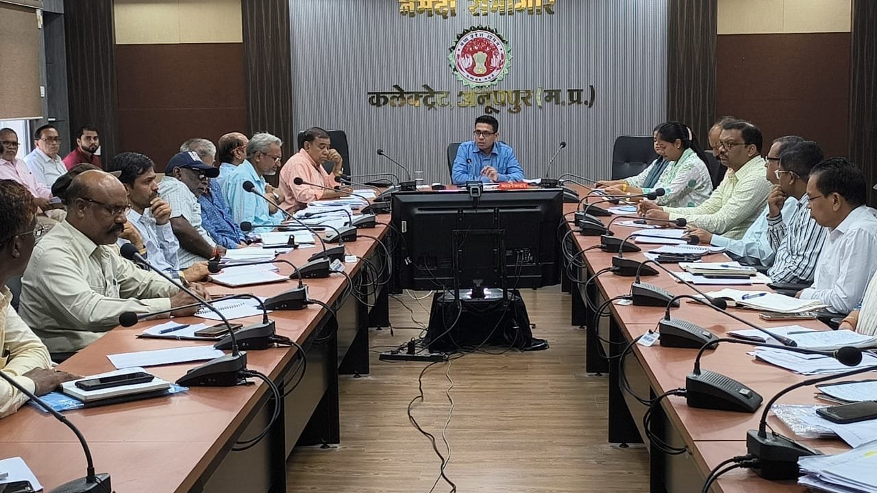 कलेक्टर ने जिला चिकित्सालय के सहायक ग्रेड-3 रामदुलारे संत को किया निलंबित