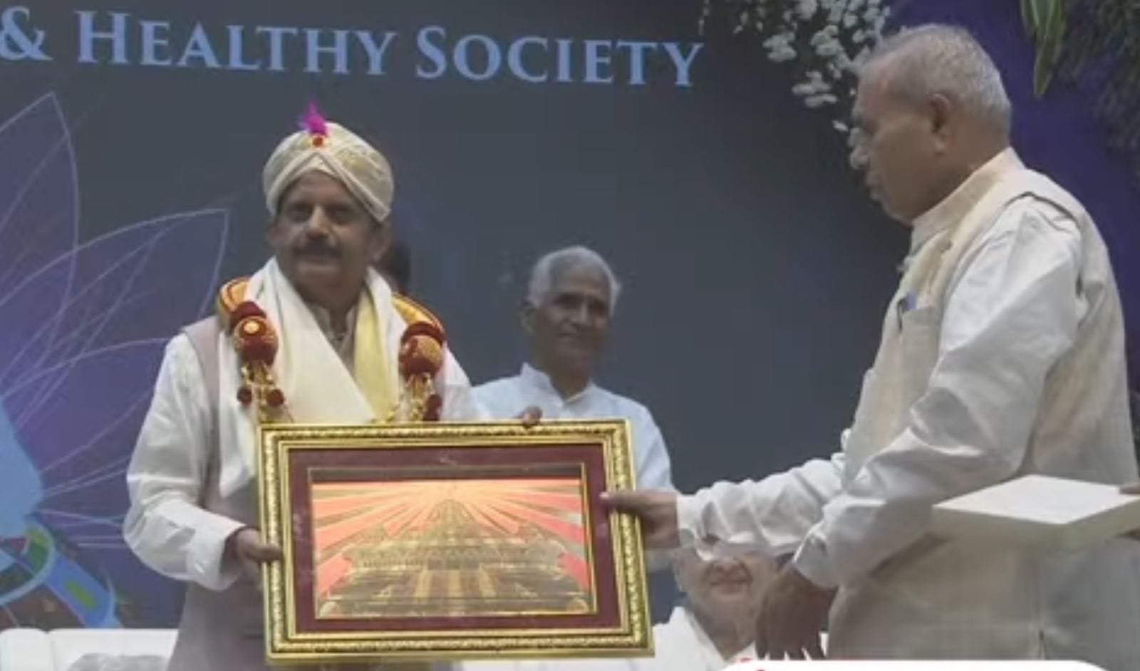 आध्यात्मिकता द्वारा स्वच्छ एवं स्वस्थ समाज का निर्माण वैश्विक शिखर सम्मेलन  के समापन समारोह में हुए शामिल उप मुख्यमंत्री श्री शुक्ल