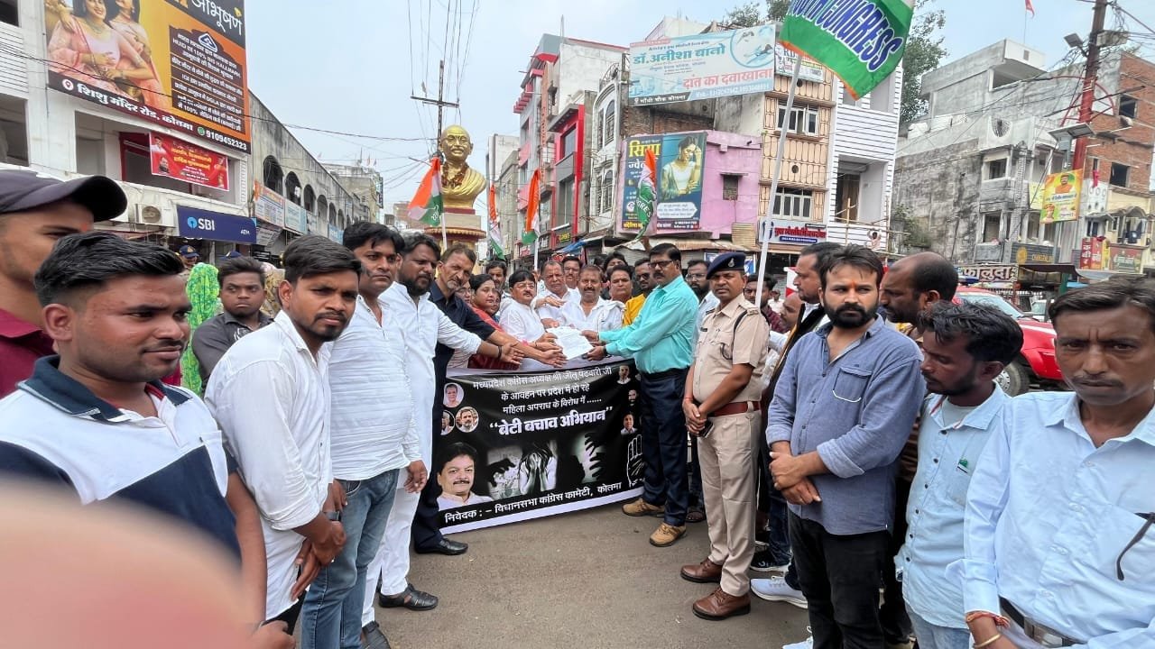 महिला अपराध के विरोध में पूर्व विधायक मनोज अग्रवाल के नेतृत्व में हुआ विरोध प्रदर्शन