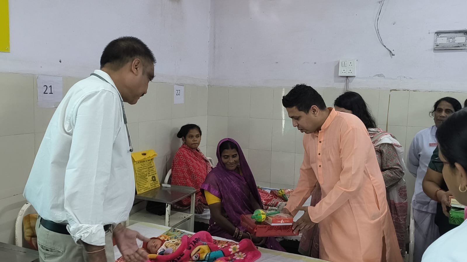 कलेक्टर हर्षल पंचोली ने सपत्नीक जिला चिकित्सालय ,बालगृह में बच्चों संग मनाई दीपावली