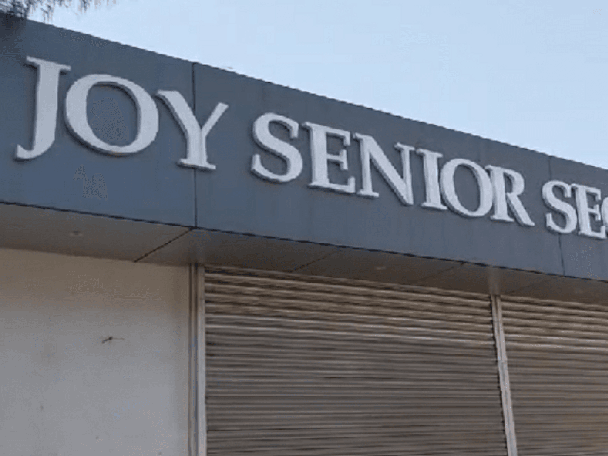 बच्चों की फीस से खरीदी महंगी गाडियां, किये विदेश टूरजॉय स्कूल पर कसा शिकंजा,सुबह-सुबह उठा ले गयी पुलिस