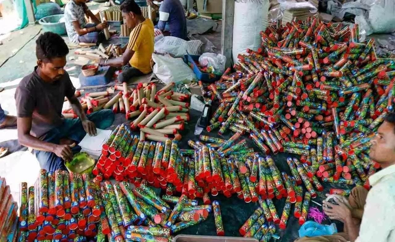 चबूतरे में सजा ली बम-पटाखों की दुकान,गिरफ्तार