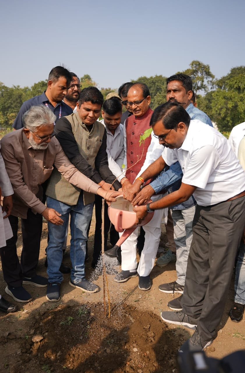केंद्रीय मंत्री शिवराज सिंह चौहान और मध्यप्रदेश राज्य पंचायत परिषद के प्रदेश अध्यक्ष अशोक सिंह सेंगर ने सामूहिक रूप से पौधे लगाकर पर्यावरण संरक्षण का संदेश दिया।