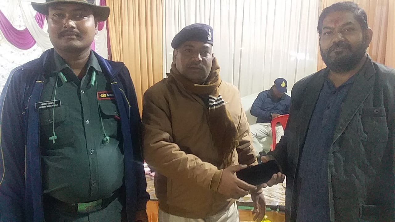 कोतवाली पुलिस द्वारा श्रीराम कथा आयोजन स्थल में गुम हुए मोबाइल को तत्काल ढूंढकर श्रद्धालु को सौंपा गया