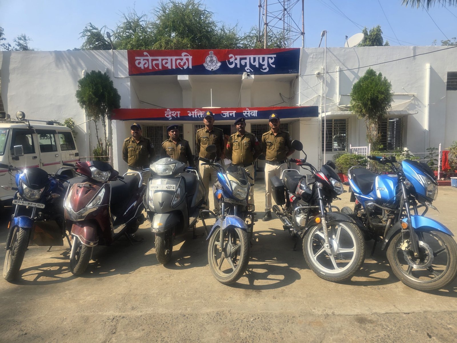 नाबालिग छात्रों द्वारा दोपहिया वाहन चलाने के विरुद्ध अनूपपुर पुलिस की कार्रवाई