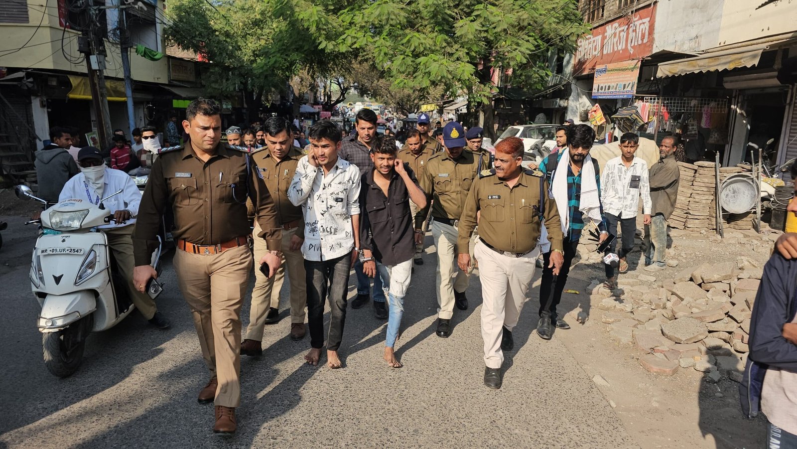 खजराना पुलिस ने अपराधियों को किया घुटने टेकने पर मजबूर, कहा अब कभी निर्दोष को परेशान नहीं करेंगे