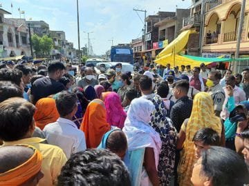 युवक की हत्या, शव रखकर घेरा थाना,दो एसआई लाइन अटैच