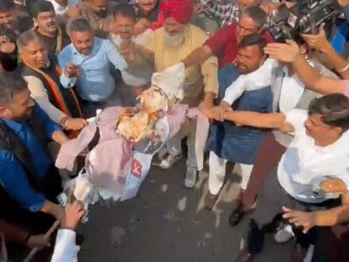 अनुच्छेद 370 की बहाली पर जम्मू-कश्मीर विधानसभा में हंगामा: केंद्र सरकार के हस्तक्षेप की अटकलें तेज