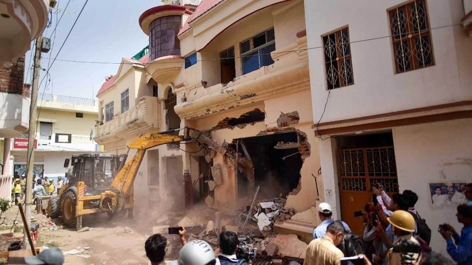 बुजुर्ग के मकान पर नहीं चलेगा बुलडोजर