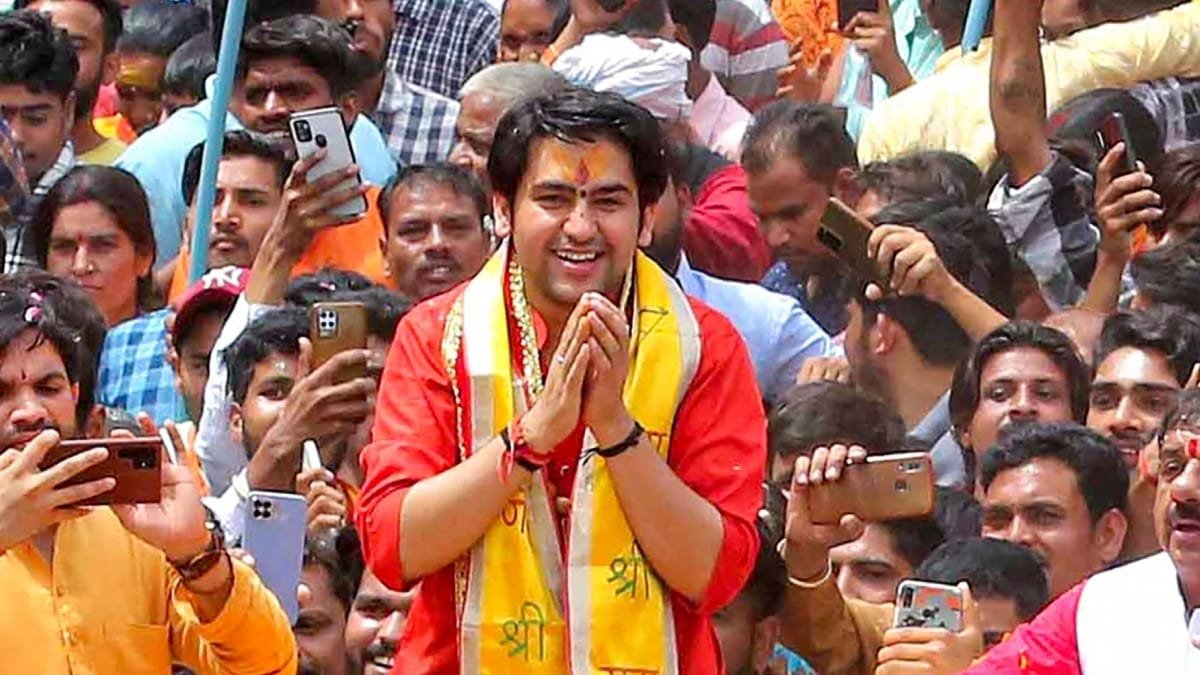 हिंदू एकता यात्रा निकाल रहे धीरेंद्र शास्त्री को मोबाइल फेंककर मारा, बोले-श्रद्धालु की गलती से हुआ, कोई साजिश नहीं