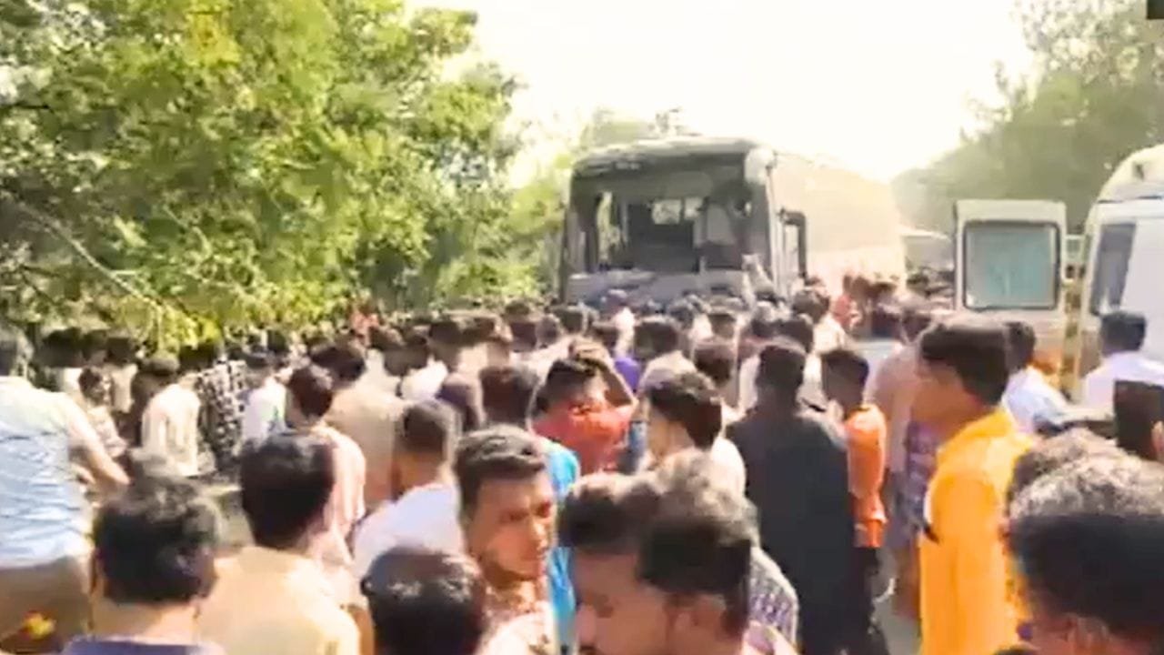महाराष्ट्र बस हादसा भंडारा से गोदिया जा रही बस पलटी, 12 की मौत, 15 से ज्यादा घायल, सरकार ने 10 10 लाख राहत राशि की घोषणा की