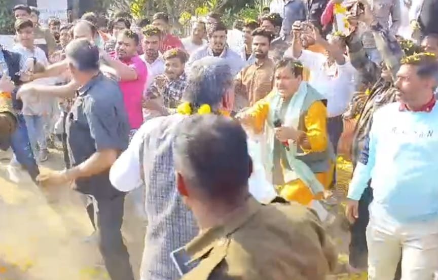 भाजपा के मंच पर जबरन पहुंचे चौहान—कार्यकर्ताओं ने ‘सियासी शिष्टाचार’ से कर दी पिटाई