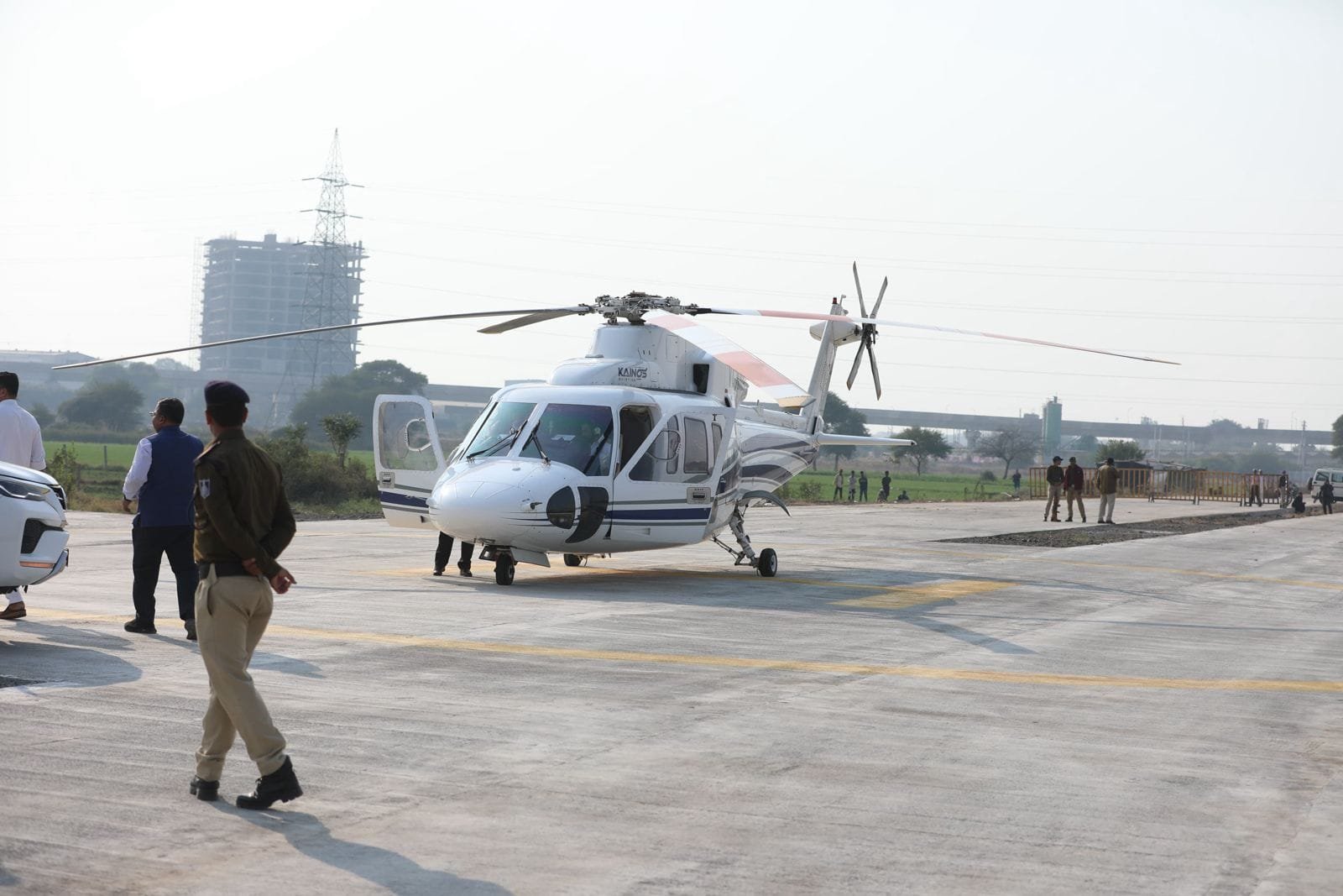 मुख्यमंत्री मोहन यादव ने MR 12 सड़क पर हेलिकॉप्टर उतारकर विकास की मिसाल पेश की