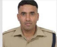 बैंक अधिकारी से मारपीट मामले में 4 पुलिसकर्मियों और पत्नी को कोर्ट ने जारी किया समन