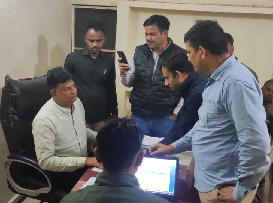 सोनकच्छ तहसीलदार मनीष जैन 7,000 रुपये की रिश्वत लेते रंगे हाथ गिरफ्तार