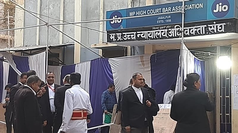 हाईकोर्ट बार एसोसिएशन के अध्यक्ष के खिलाफ अविश्वास प्रस्ताव