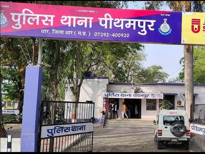 नशे के सौदागर पीथमपुर पुलिस ने एक करोड़ की चरस के साथ इनामी बदमाश को दबोचा