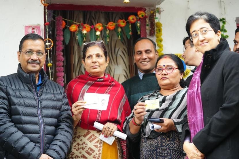 केजरीवाल की ₹2100 स्कीम निकली झूठी! कांग्रेस ने ठोकी धोखाधड़ी की शिकायत