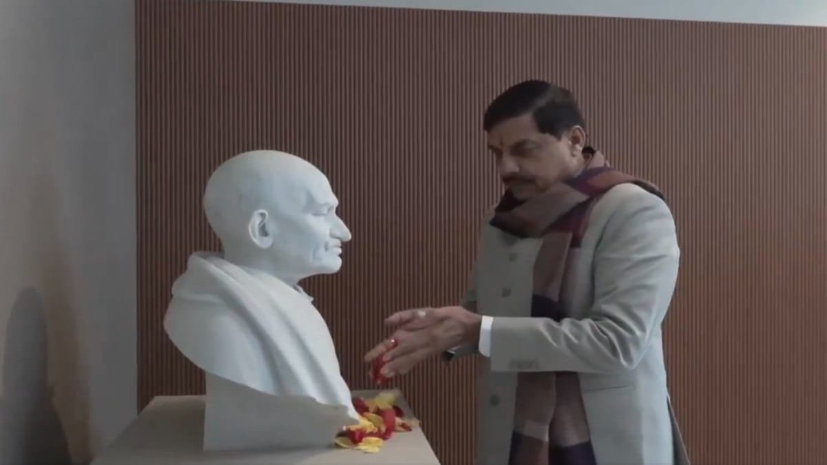 मुख्यमंत्री डॉ. मोहन यादव ने जापान के कोबे शहर में गांधी जी की प्रतिमा पर पुष्पांजली अर्पित कर बापू को याद किया.