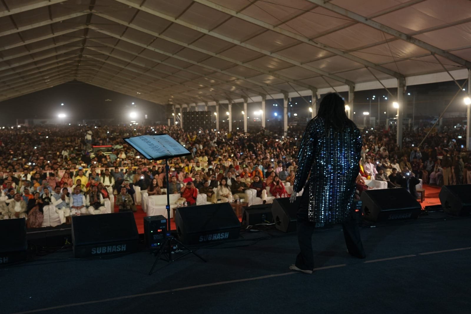 नर्मदा महोत्सव में अव्यवस्था का माहौल रहा भीड़ ने बैरिकेट तोड़े, आरक्षित दीर्घा में जबरन घुसे लोग