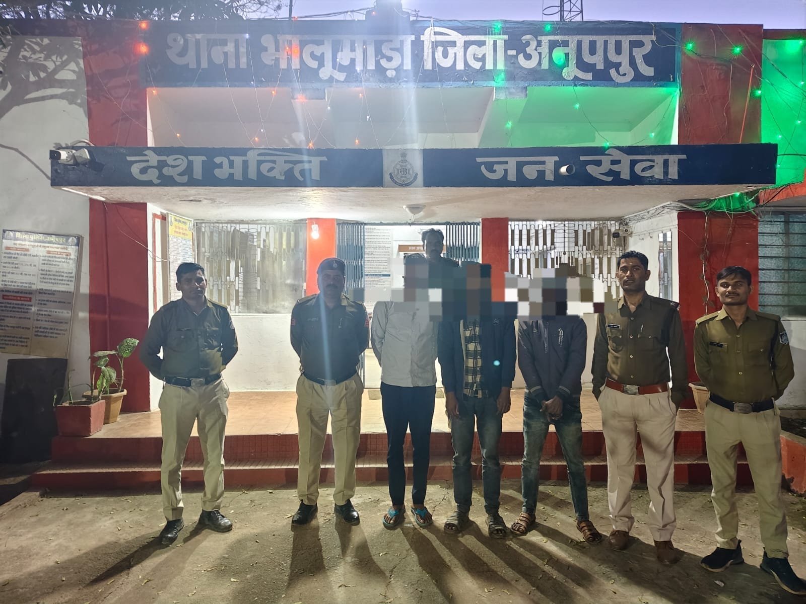 рдЕрдиреВрдкрдкреБрд░ рд╣рд╛рдИрд╡реЗ рдкрд░ рджреМрдбрд╝рддрд╛ тАШрдореМрдд рдХрд╛ рдЯреНрд░рдХтАЩ! рдкреБрд▓рд┐рд╕ рдиреЗ рдШреЗрд░рд╛рдмрдВрджреА рдХрд░ рдмрдЪрд╛рдИ 23 рдЬрд╛рди, рдмрдбрд╝реЗ рд░реИрдХреЗрдЯ рдХрд╛ рдкрд░реНрджрд╛рдлрд╛рд╢