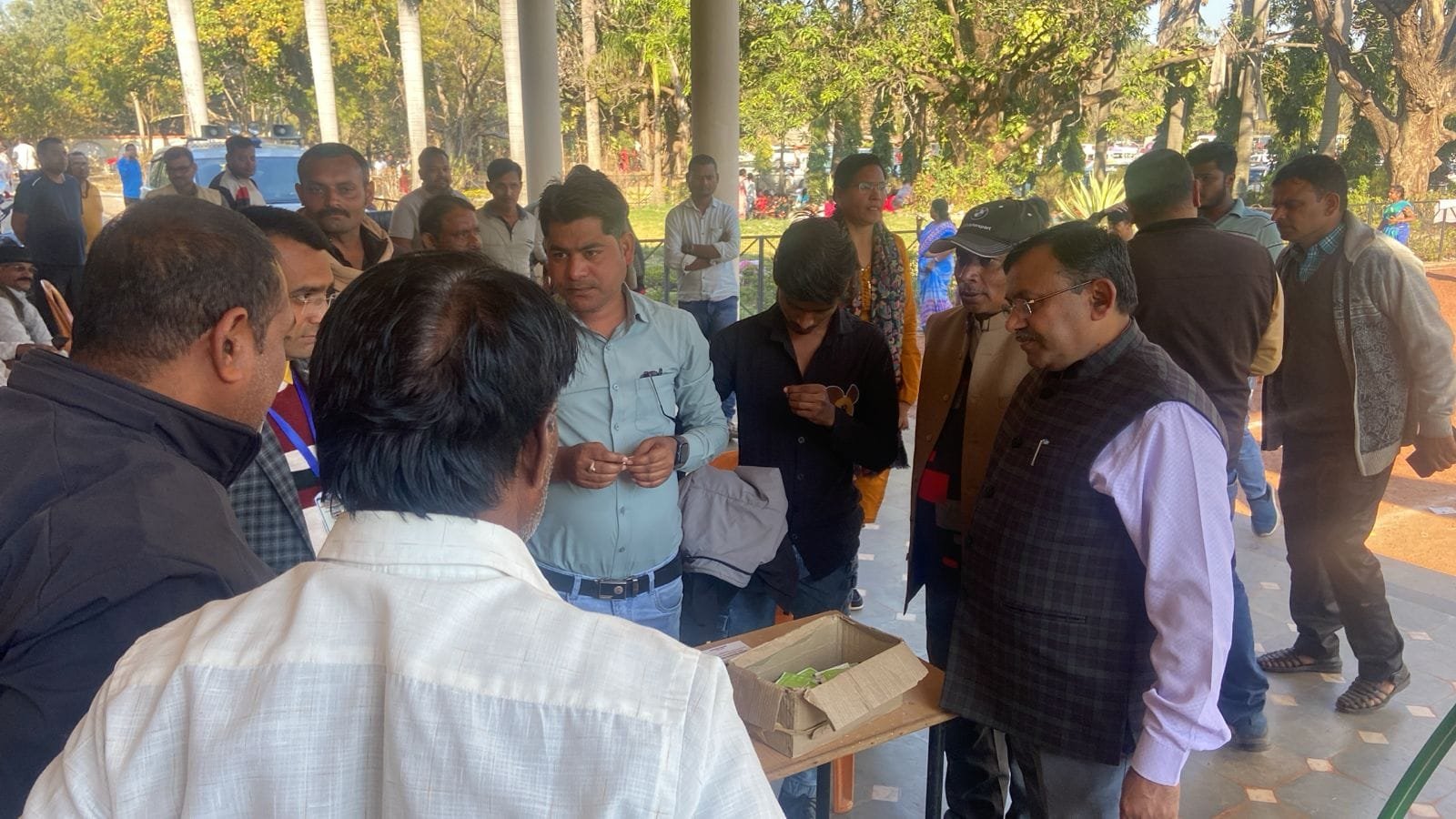 рддреАрд░реНрдердпрд╛рддреНрд░рд┐рдпреЛрдВ рдХреЛ рдирд┐:рд╢реБрд▓реНрдХ рднреЛрдЬрди рдФрд░ рдкрд╛рдиреА рдХрд╛ рдХрд┐рдпрд╛ рдЧрдпрд╛ рд╡рд┐рддрд░рдг