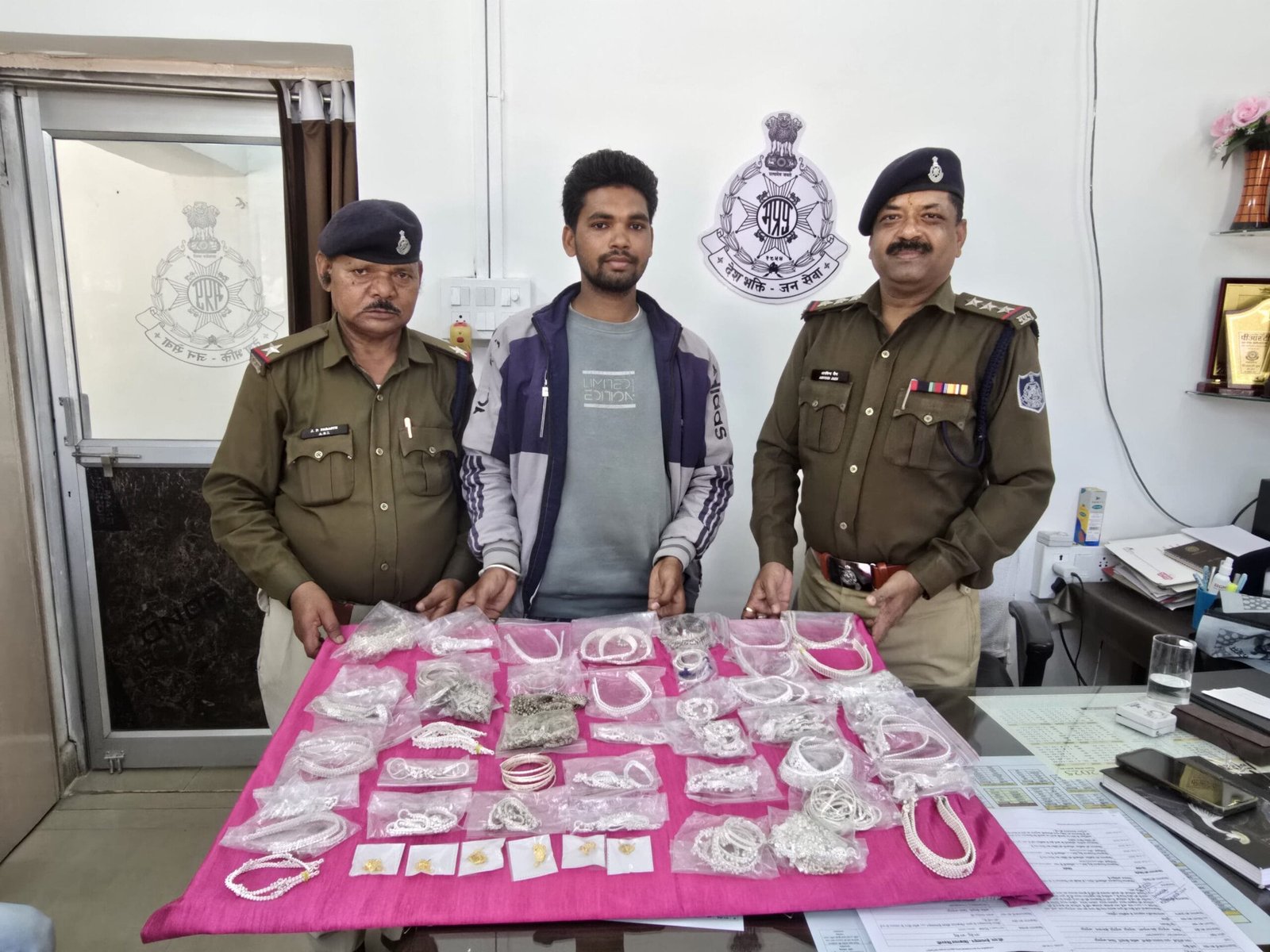 рдЕрдиреВрдкрдкреБрд░ рдкреБрд▓рд┐рд╕ рдХреА рддрд╛рдмрдбрд╝рддреЛрдбрд╝ рдХрд╛рд░реНрд░рд╡рд╛рдИ: рдЕрдкрд░рд╛рдзрд┐рдпреЛрдВ рдореЗрдВ рдЦреМрдл, рдЬрдирддрд╛ рдХреЛ рд░рд╛рд╣рдд