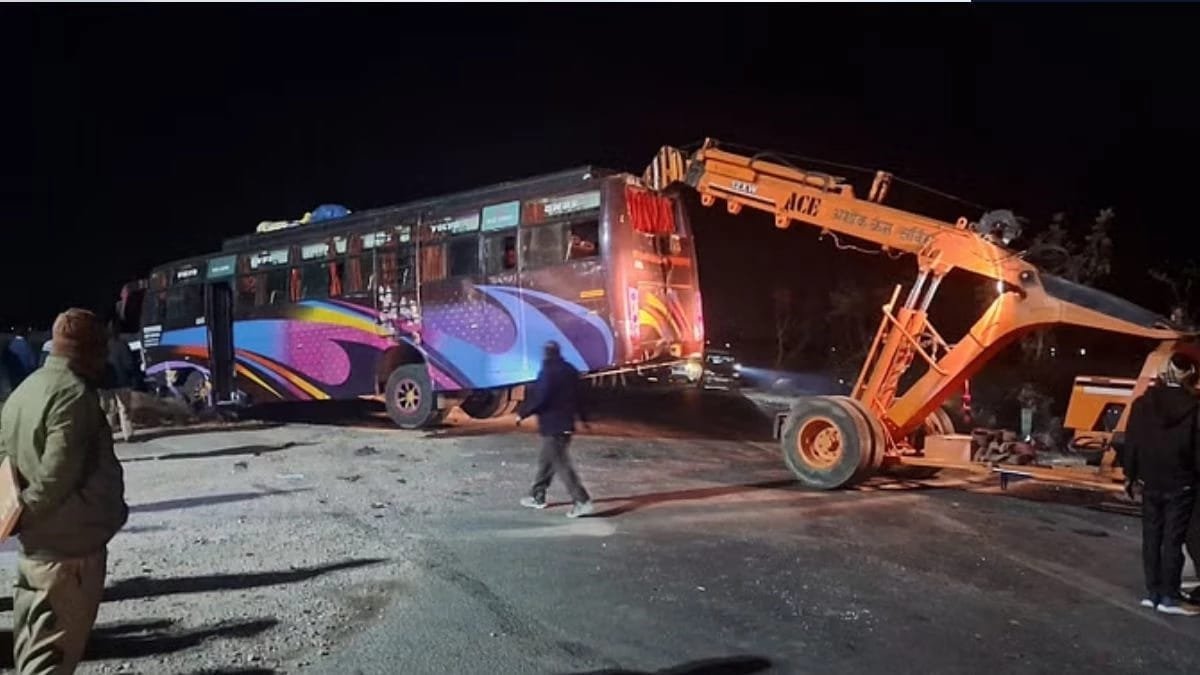 प्रयागराज में भीषण सड़क हादसा कुंभ जा रहे श्रद्धालुओं से भरी बोलेरो की बस से टक्कर, 10 की मौके पर मौत