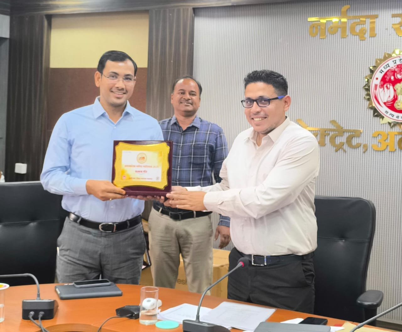 अमरकंटक महोत्सव और प्रशासनिक कार्यों में टीम वर्क के लिए कलेक्टर हर्षल पंचोली ने किया सम्मानित