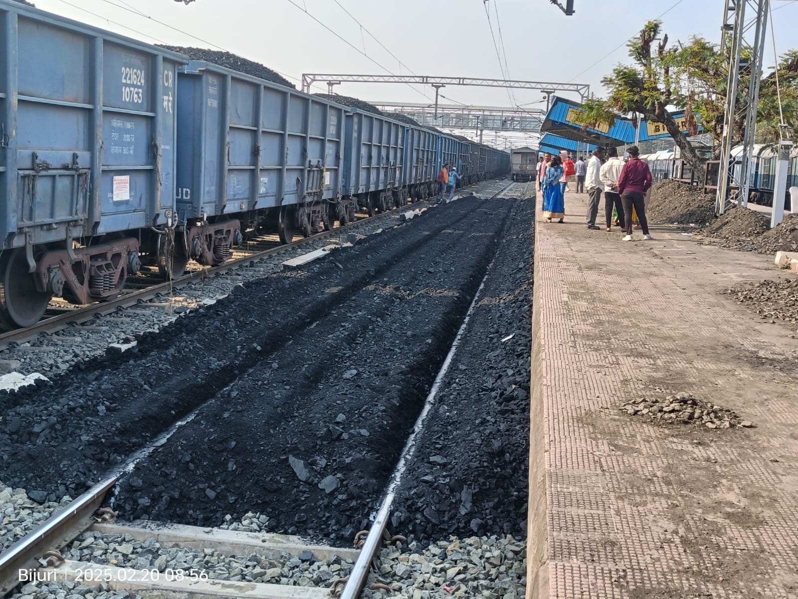 “चलती मालगाड़ी के खुल गए दरवाजे, 60 टन कोयला पटरियों पर बिखरा – तीन यात्री ट्रेनें रुकीं!”