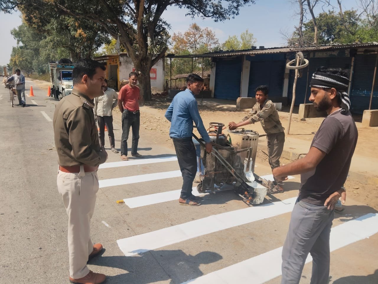 हाईवे पर सुरक्षित सफर के लिए थर्मल रंबल स्ट्रिप का निर्माण