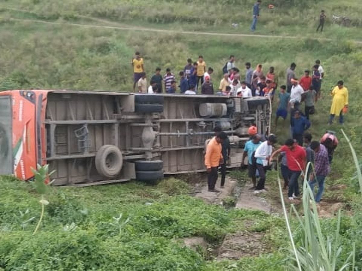 рдЧреБрдЯрдЦрд╛ рдЦрд╛рдиреЗ рдореЗрдВ рдорд╢рдЧреВрд▓ рдбреНрд░рд╛рдЗрд╡рд░, рд╕реНрдЯреАрдпрд░рд┐рдВрдЧ рдЫреЛрдбрд╝рд╛ рдФрд░ рдкрд▓рдЯ рдЧрдИ рдмрд╕!