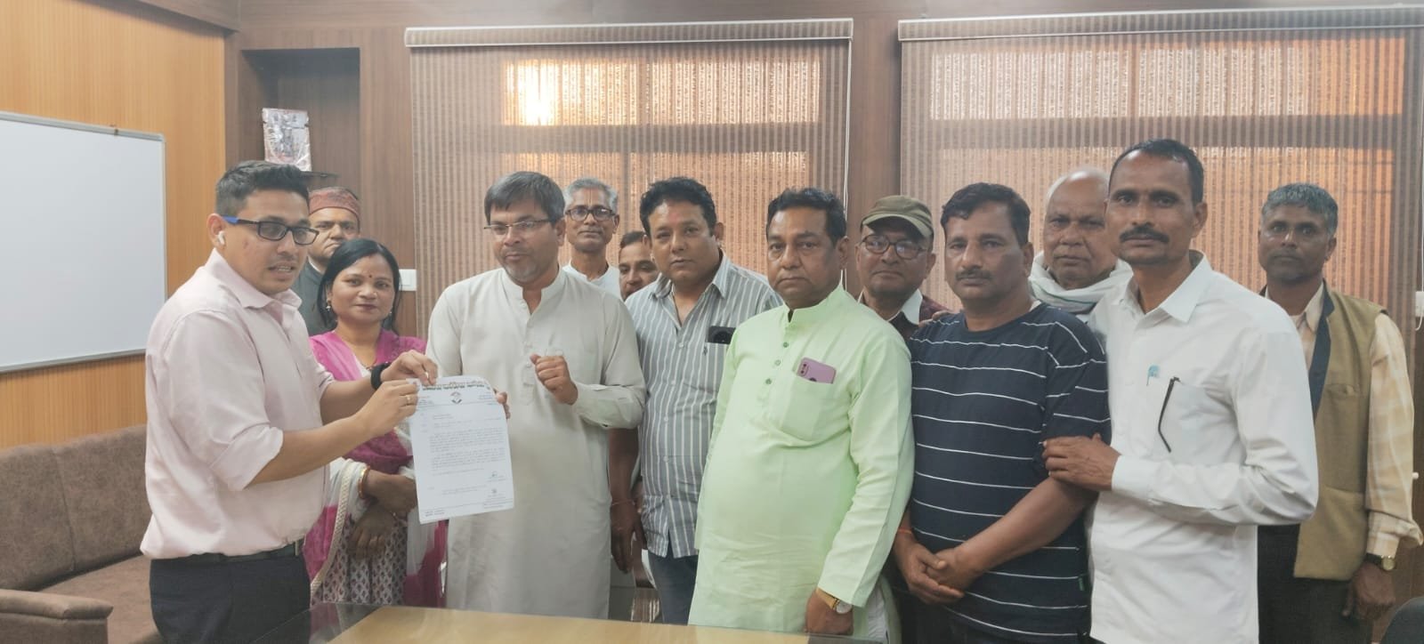 ब्रिज बना प्रशासन की धीमी सोच की पहचान, जनता बोली—पहले डॉक्टर दो, पुल बाद में बना लेना!