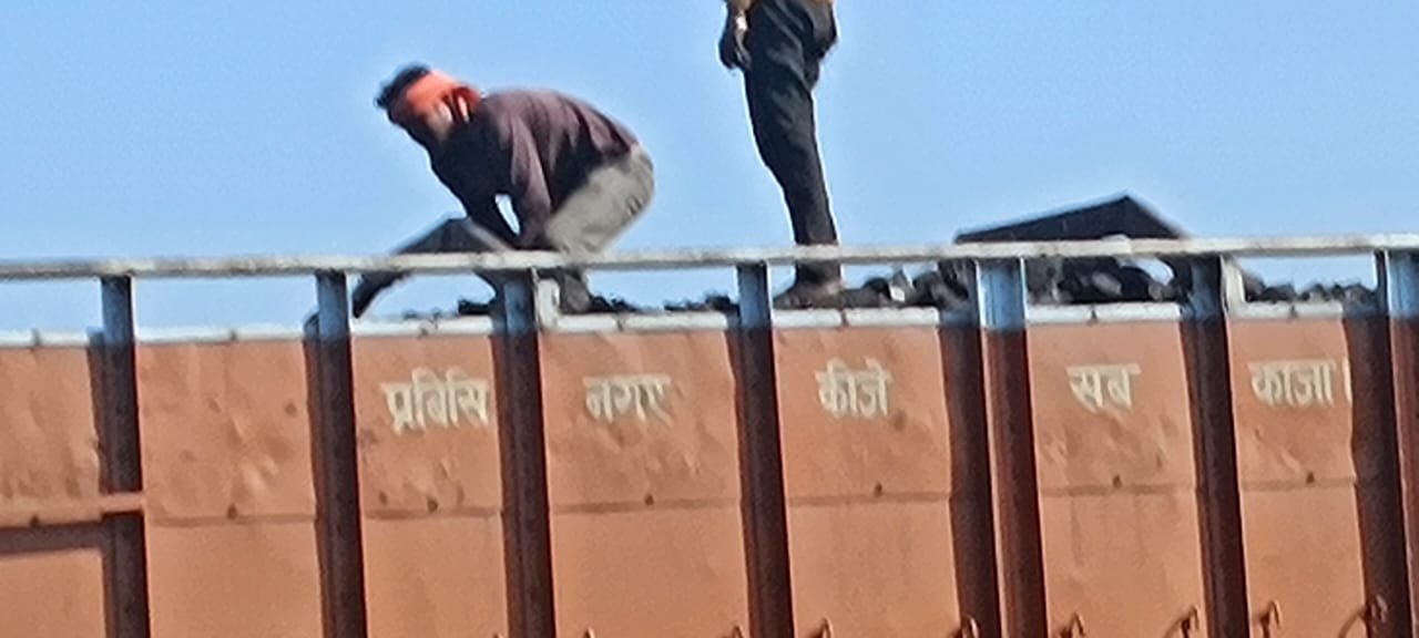 कोल माफिया का काला खेल रामपुर खुली खदान में ‘रोड सेल’ के नाम पर लूट, प्रति ट्रक वसूली!