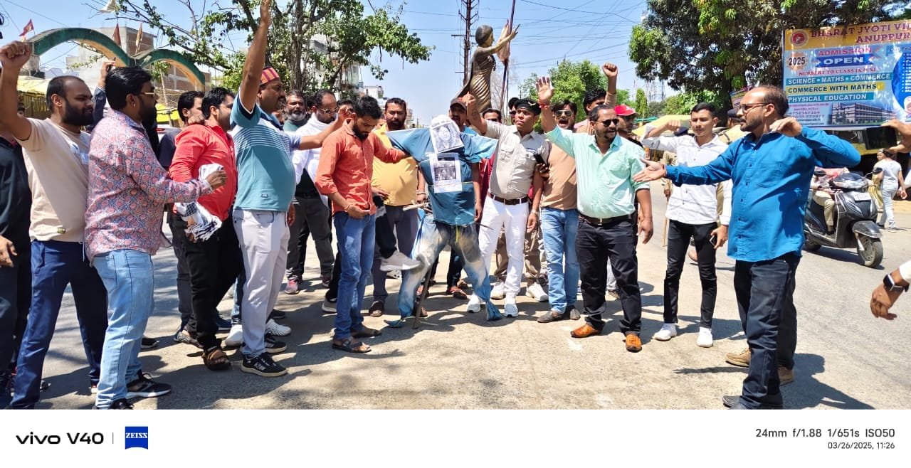 सपा सांसद के बयान पर भड़की करणी सेना, किया पुतला दहन